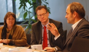 Gespräche bei der Ems-Dollart-Region. Von links nach rechts: MdL Hillgriet Eilers, Sven Dirksen, Hermann Wessels