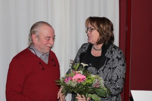Günther Kunz (links) ist seit 50 Jahren aktives Mitglied der Emder FDP. Die Kreisvorsitzende Hillgriet Eilers bedankte sich dafür mit einem Blumenstrauß.